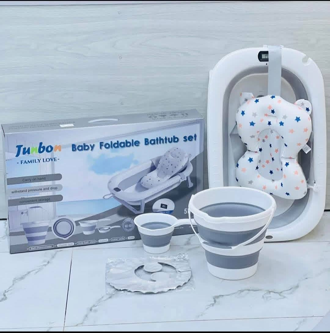 طقم بانيو 🛀  إستحمام قابل للطي مكون من 4 قطع مميزة 🩶

1️⃣ - حوض (بانيو ) استحمام قابل للطي 🛀 
2️⃣ - وسادة استحمام تساعدك على الإستحمام و تحمي طفل من الإنزلاق 
3️⃣ - سطل ماء قابل للطي 
4️⃣ - كيلة(طاسة) ماء قابل للطي لتسهيل سكب ماء 💧
ياتي مع مقياس لقياس حرارة الماء


**إذا كنت صاحب هذا الإعلان وتريد حذفه لأي سبب، رجاءا أرسل رسالة إلى الدعم الفني**