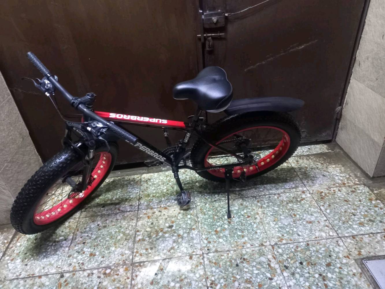 دراجة هوائية رائعة من نوع SUPERBROS، مثالية للاستعمال على الطرقات الغير ممهدة بفضل الإطارات العريضة. مناسبة للمتعة والرياضة بتصميم أنيق يجمع بين الأحمر والأسود. استخدمت بشكل قليل وفي حالة جيدة جدًا.

تقبل التفاوض بالسعر.