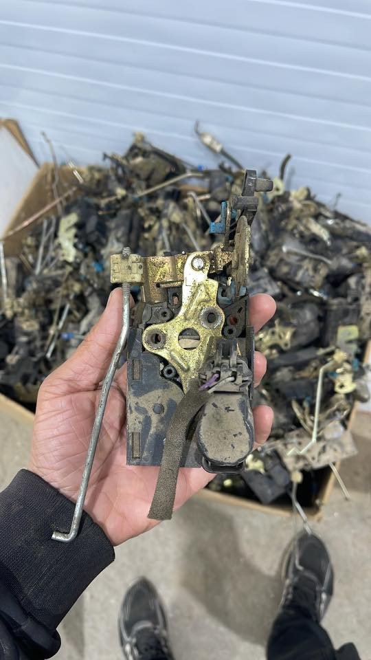 السلام عليكم. 
قفاله بيبان سيارت. كيه هونداي.  موديل من 2007 ل2025

بيع جمله بسعار مناسبه ***********
