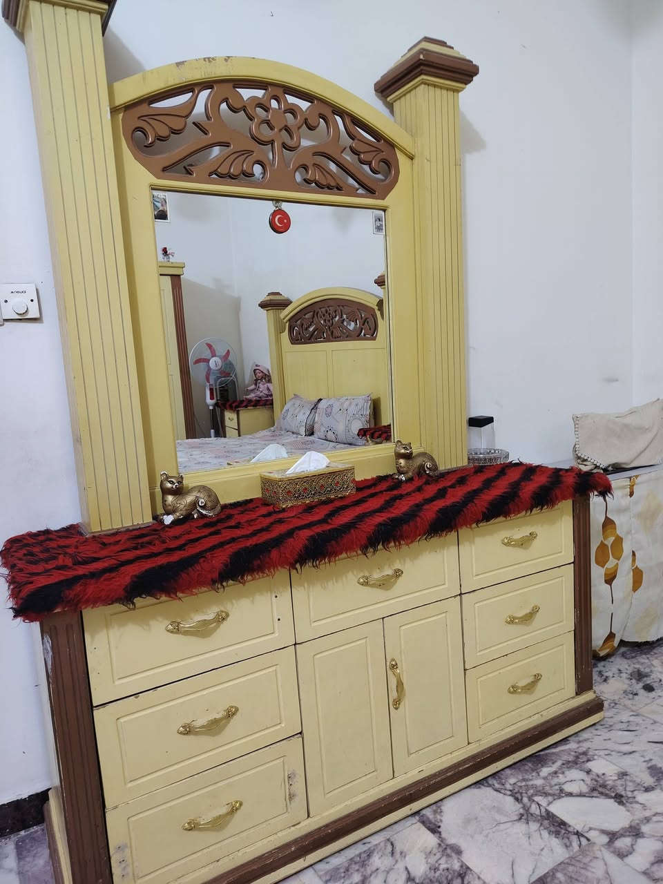 سلام عليكم غرفه 5قطع. ايطالي للبيع 425 بيها مجال  المكان حله  المهندسين ***********
