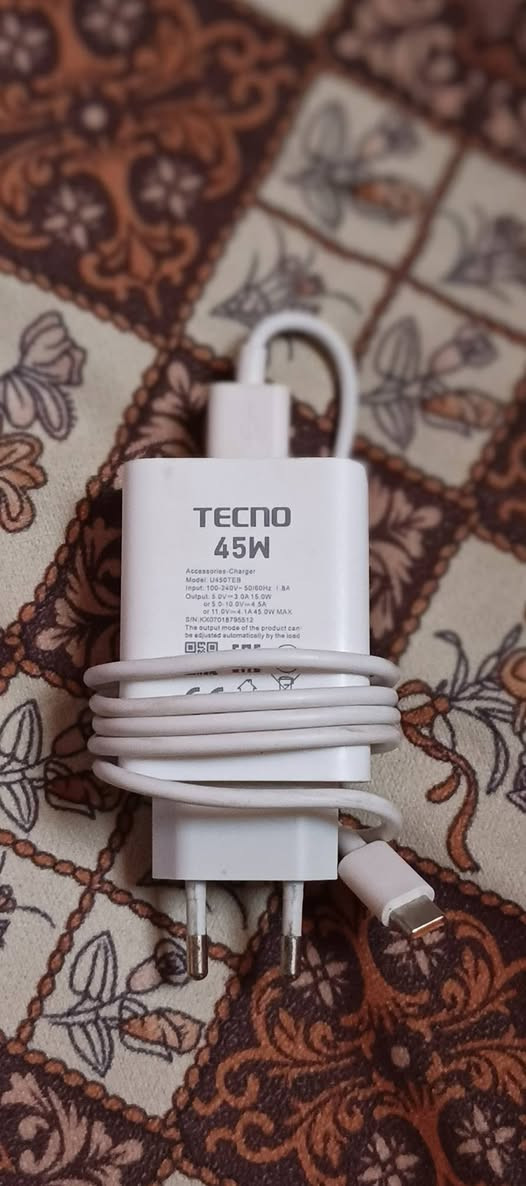 السلام عليكم 

تكنو كامون 40 للبيع شرط اخو لجديد مصار شهرين من اخذتة كامل ملحقاتة 

ذاكرة 256 ولعشوائية 8+8 وكامرتة 50 ميجابكسل من سوني تصويرة كلش حلو 2K و الامامية 32 ميجابكسل 
الشاشة تدعم 120 هرتز تشغل بوبجي 60 فريم ثابت رسومات HDR 
شاحن 45 واط شحن سوبر چارج 
بطاريتة 5200 
معالجة هيليوجي 100 التمت 
سماعات ستيريو يعني فوگ وجوة بالجهاز 
ولجهاز بي تقنية الـ AI كامل كلش حلو وعملي 
عيبة بسسس شخطة بصيطة بالشاشة ممأثرة على كلشي ولا مبينة موضح بالصور 
سعر 255 الف وبي مجال قليل والله لان ألي شغلة بالفلوس 
للتواصل *********** واتساب 
او على الصفحة
