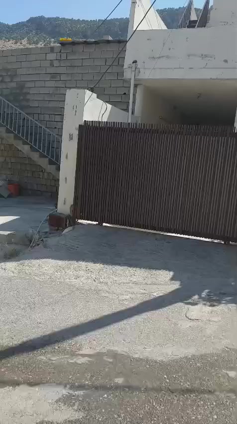 السلام عليكم ورحمة الله وبركاته
بيت مؤثث للبيع يباع مع الأثاث مساحة البناء 200م بالإضافة إلى بستان خلفي بمساحة 500م في مركز مدينة شقلاوه منطقة سفين وعلى سفح جبل سفين وبسعر 36.500 $3شدات و65ورقه وقابل للتفاوض الدار رقم بلدية فاتورة الماء والكهرباء بأسم صاحب البيت


**إذا كنت صاحب هذا الإعلان وتريد حذفه لأي سبب، رجاءا أرسل رسالة إلى الدعم الفني**