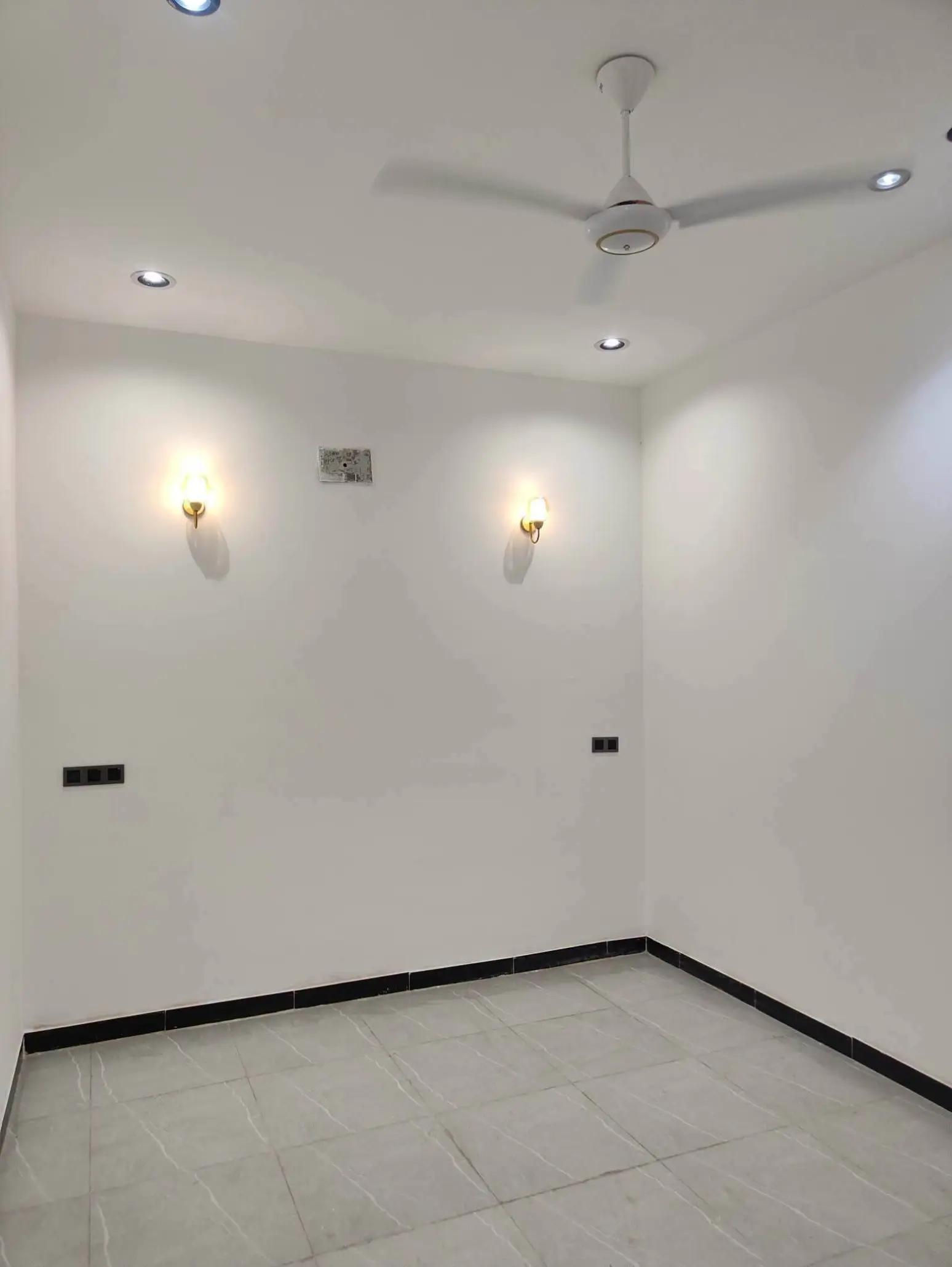 🏡 بيت للبيع في كربلاء – حي الحوراء 📍 العنوان: كربلاء، حي الحوراء جهة باب بغداد، عمود 37، نزلة القاضي./[ السعر 158 مليون[ 🔹 المساحة: 100 متر 🔹 الواجهة: 8 متر 🔹 النزال: 12.5 متر 🔹 البناء: طابقين 🔹 عدد الغرف: 4 غرف نوم 🔹 البناء جديد 🔹 المواد المستخدمة: طابوق جمهوري + كونكريت مسلح ✅ جميع الخدمات متوفرة ✅ تبليط، مجاري،  للمزيد من الاستفسار اتصل واتساب *********** /***********
