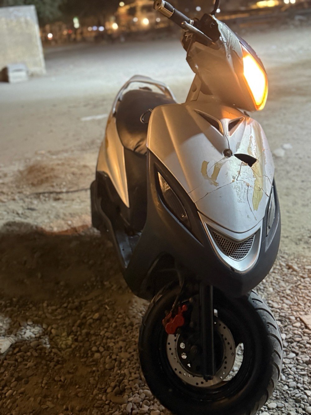 سلام عليكم دراجة ماكس 140 مفتوحة مرة وحدة تجفيت مضبوط دراجة بلادية كفرات ختم واحد ضفيرة كلة بلادي باتري جديد تايرات جدد عداد سرعة بس يرادلة قمجي ومال بانزين شغال كهربائيات كاملة دبل اشارة اشارة يمنة يسرة شلعة معدل بريك خلفي شغال دراجة نكرة هندر شغال ستاند صفح ستاند تعليك دراجة كاملة من كل النواحي تصرف بس بانزين ودهن السعر325 وبيها مجال لشراية العنوان حي القاهرة الدلفية