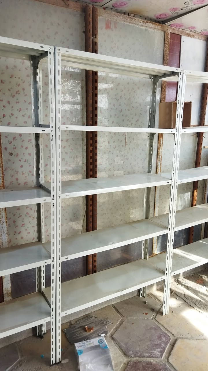 رفوف للبيع 
السكه حديد والتعلاكه حديد الرف خشب ابلوك امفصل ع عرض 30سم طول الرف الواحد 13متر 
والحديد ارتفاع مترين والعرض متر 5قواطع صارن عله اب725
قيم بل يرضي الله وخذهن ***********
