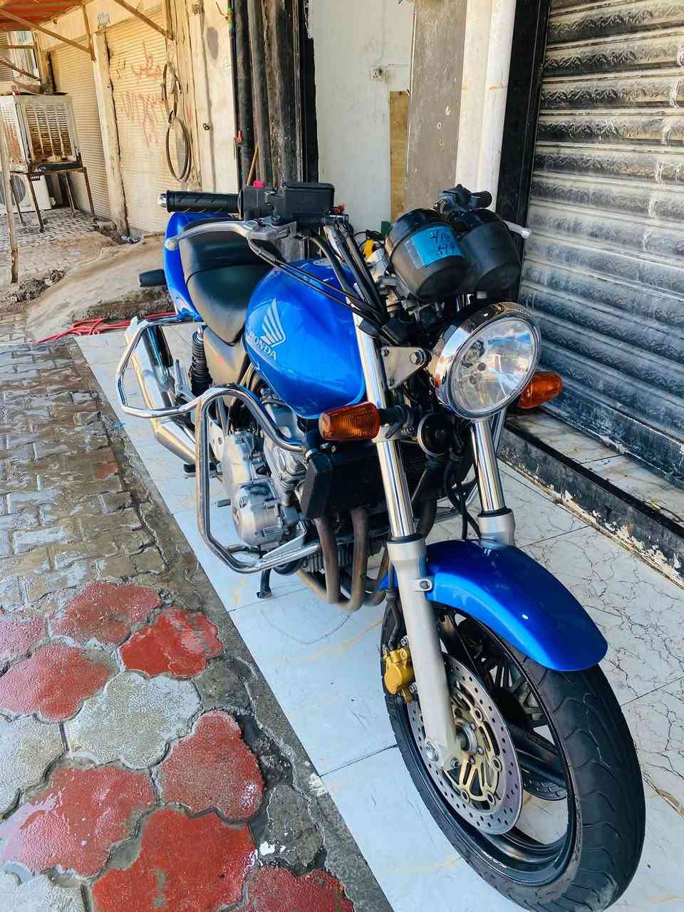 دراجة سيبي فور للبيع محرك 400 cb400 دراجة جديدة بحالة الوكالة بحالة الصندوك صارلهة شهر من نازلة من الرمبة مكفولة كفالة عاامة قطعة كارتونة السعر 22 شراي اتصل ودلل مكاني ديالى بعقوبة/ ***********
