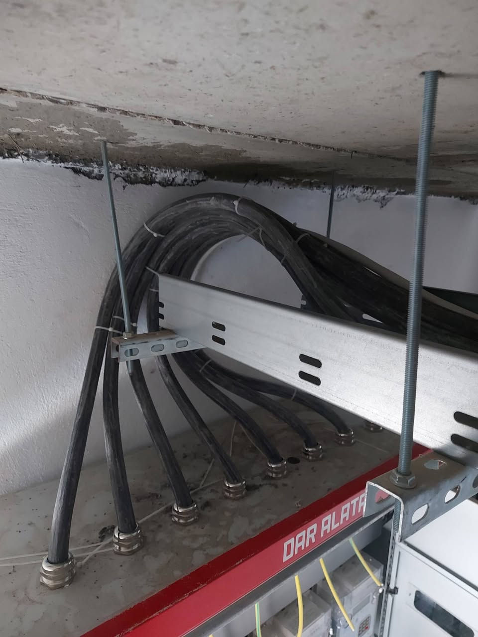 السلام عليكم
فني كهرباء خبره 4 سنوات في ( مجمعات السكنيه + المولات + منازل ) محتاج شغل الي عنده يتصل 
بغداد البنوك 
***********
