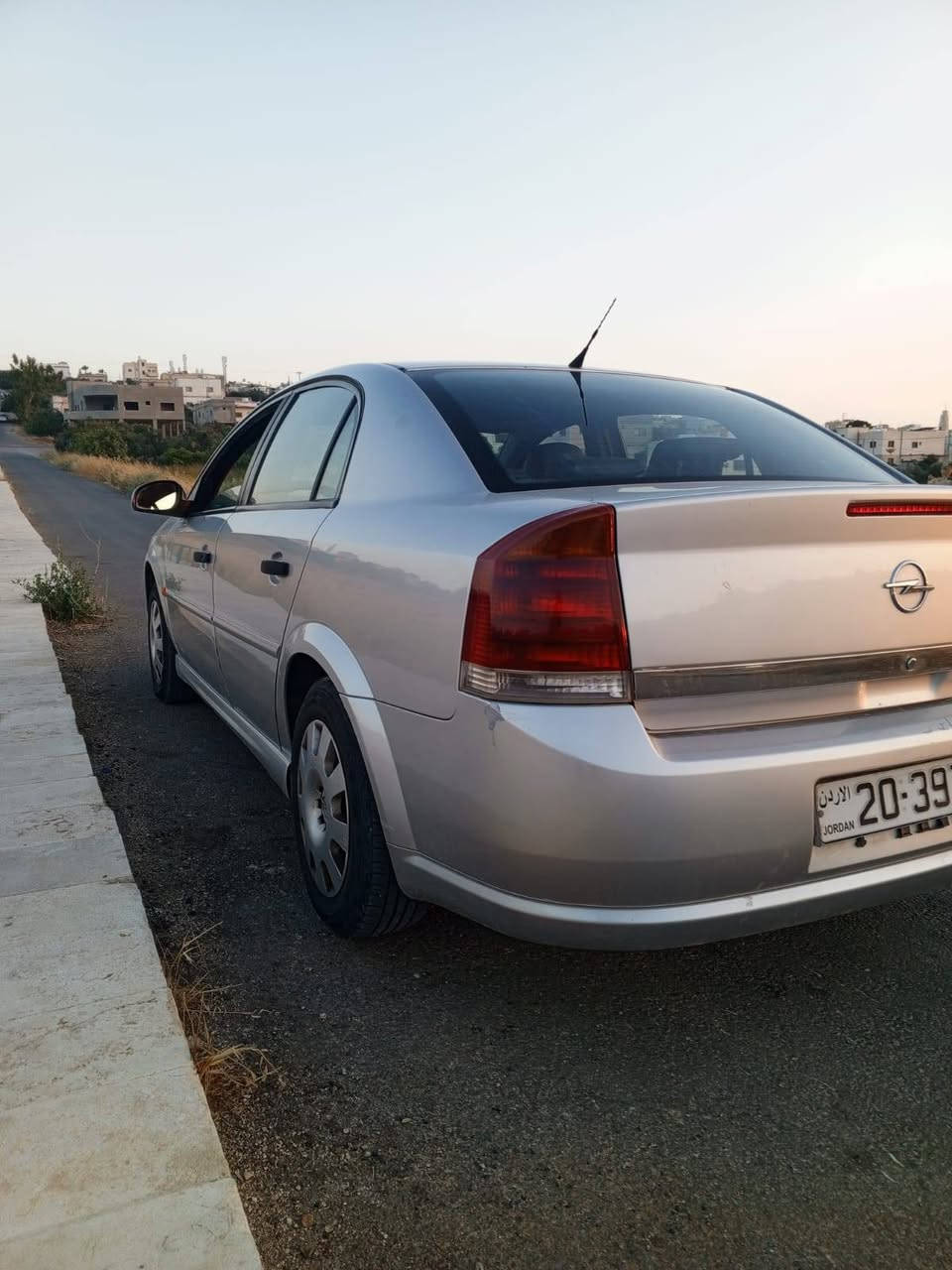 اوبل فكترا 2006 
ترخيص سنه كاملة مسكرة 
ماتور 1800cc قوي جداً و اقتصادي فحص 
بتمشي 220-240 بالتنكة 
قير عادي فحص
غرفة الشركة نظيفة 
فحص كامل 7 جيد مرفق 
السيارة ما شاء الله عليها

السعر : 3500 قابل للتفاوض 
للتواصل : 0775393590


**إذا كنت صاحب هذا الإعلان وتريد حذفه لأي سبب، رجاءا أرسل رسالة إلى الدعم الفني**