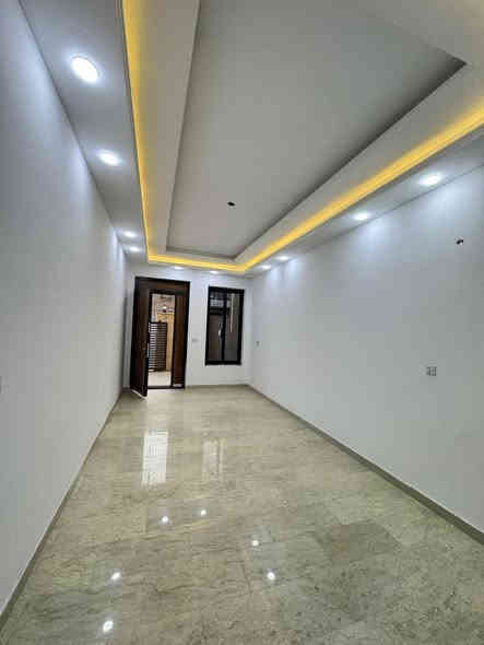 � 
منزل للبيع - السيدية / مربع الضباط
 🏡

الاستقرار هو المستقبل في كل عقار 👍
للراغبين بالحداثة والفخامة ✔️

🔹 الموقع: بغداد - السيدية - مربع الضباط - خلف شارع الكويتي 
🔹 المساحة: 162م
🔹 الواجهة: 6م

🟡 العقار يتكون من دارين  twin مساحة كل دار 162م

💠 
تفاصيل البناء (ثلاث طوابق):

🔸 الطابق الأرضي:
غرفة نوم + مطبخ + خدمات + هول حولي + استقبال + منور

🔸 الطابق الأول:
3 غرف نوم (منها غرفة سويت) + خدمات

🔸 الطابق الثاني:
بيتونة + سطح أمامي وخلفي

🟣 
مواصفات البناء (درجة أولى - حديث):

✅ واجهة مرمر بتصميم حديث
✅ أرضية مرمر
✅ الدرج بايات انارة بيانو
✅ محجر ألمنيوم جام درجة أولى
✅ شبابيك ألمنيوم سلايد مقطع ممتاز
✅ جدران سيراميك ألواح
✅ أبواب داخلية تركية - أحدث تصميم
✅ أبواب خارجية قاصة
✅ ديكورات داخلية

📦 المنزل فارغ حالياً - جاهز للسكن فوراً

📞 
للتواصل والاستفسار:

أبو علي الجنابي 📲 0790 681 5314
علي الجنابي (أبو همام) 📲 0772 230 6859

أو زورونا في شركة الاستقرار
📍 السيدية - شارع الضباط - قرب دائرة الكهرباء
