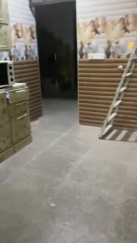 سلام عليكم بيت طابو صرف مساحه ١٣٦ واجهه ٧ونص موقع مميز بين الشرطه وبين ابو طياره موقع بلفرع مال مقابيل الجامع هادي البشير قرب على السريع الدوره البيت رفت طابقين غرفه وصاله معيشه وخدمات داخليه وخارجيه واستقبال ومطبخ ومناور عدد٢ الطابق الأول اما الطابق الثاني ٣غرف نوم وخدمات بناء درجه اوله يرادله بس واجهه سنة البناء ٢٠١٥ الاستفسار
***********
***********
