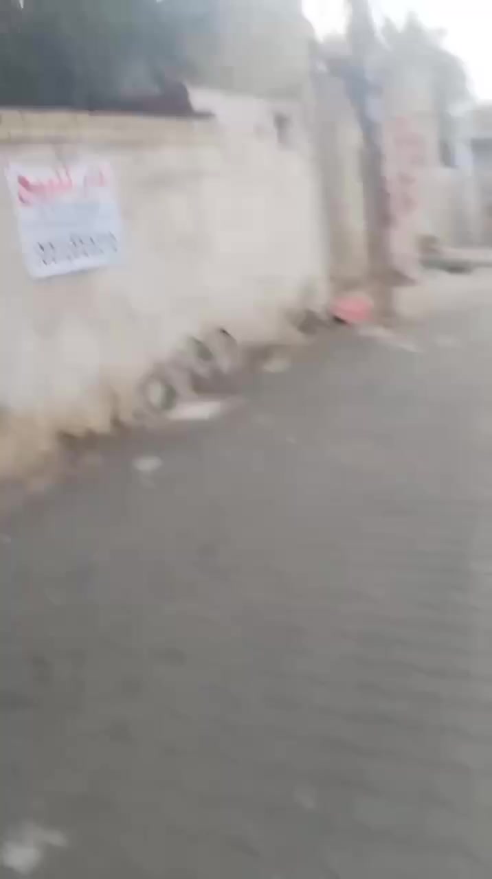 السلام عليكم
بيت للبيع بمساحة ٦٢٥ متر   واجهة ١٧ م ونزال ٣٢ م 
بي ديوانية كبيرة معزولة عن البيت بمساحة ٦٠ متر وبيت بمساحة ٨٠ متر يحتوي على اكثر من ٨ غرف نوم و وصالة ومطبخ  وصحيات وخدمات كاملة  كما موضح بالتصوير للاستفسار مراجعة الصفحة او الاتصال على الرقم التالي ***********
