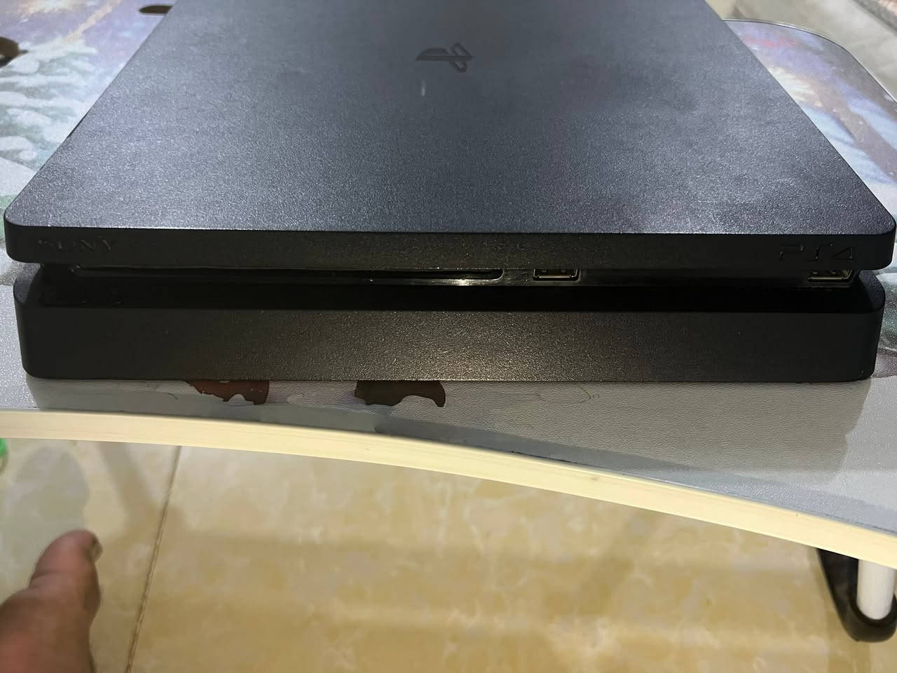 PS4 slim مهكر نضام 9 ذاكرة 1تيرا للبيع كامل ملحقات ويا 3 يدات 2 اصلي + وحدة تجاري اليدان الأصلية وحدة منهن عطلان الكير ووحدة عطلان السهم اليمنى تصليحهن بسيط وياه ذاكرتين موسعات كل وحدة 500كيكا يحتوي على 23 لعبة مع الذاكرتين يعني مفول ألعاب سعرة 350 ألف مابي مجال هذا رقمي موجود واتساب ***********
