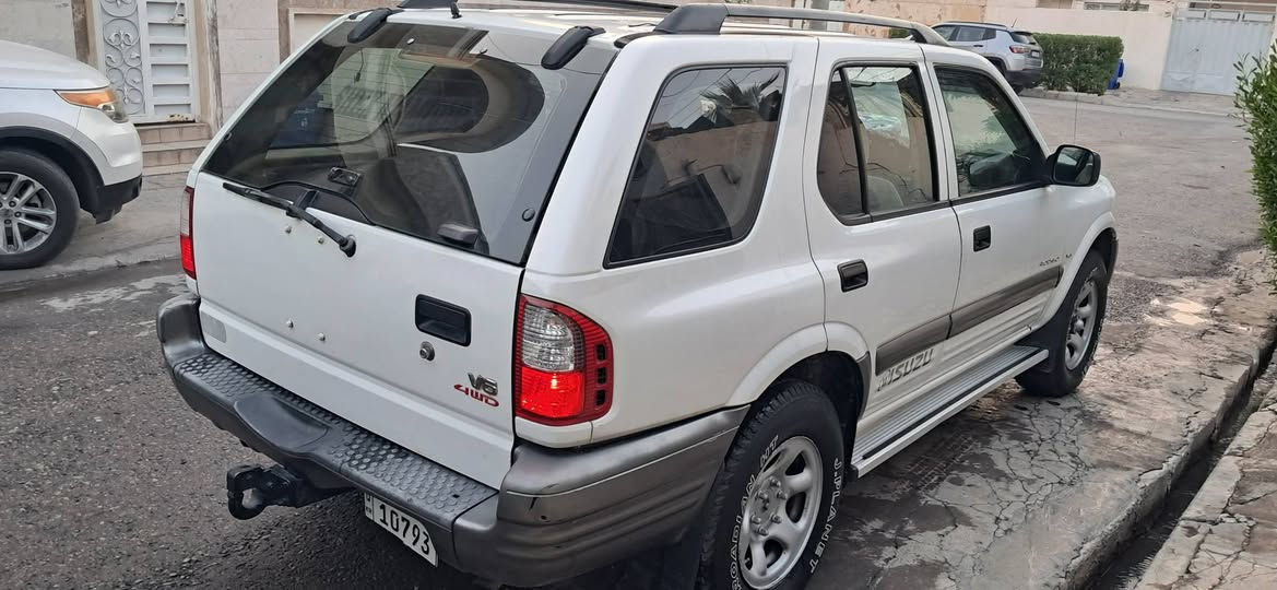 اسوزو ياباني موديل 2001 ته بريد ده بل اكسل 
هه موو گياني به شه رت سه نه وى هه تا 2030 نويه هيج كيشه يه كي نيا
*********** أربيل, العراق
