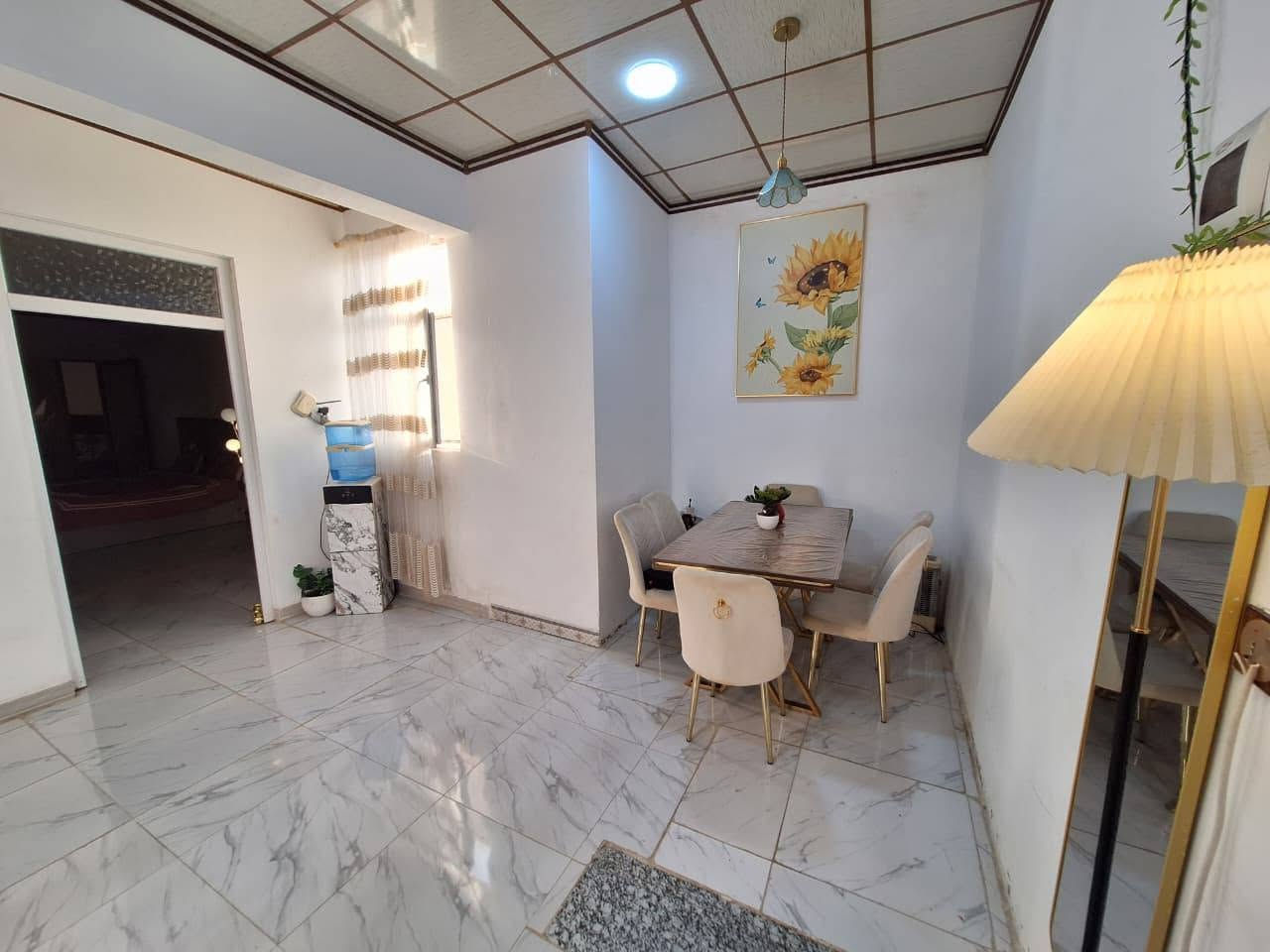 دار للبيع    /مساحة 130 متر واجهه 6.5
مزارع حديد بالبدايه 
طابقين درج داخلي درج خارجي 
طابق الاول غرفة نوم هول استقبال مطبخ صحيات 
طابق الثاني 
غرفتين نوم مطبخ هول صحيات 
اتجاة شروق تام 
سند بستان ملك صرف
قريب جداً من شارع 30 مدخل كندي 
مقابل توزيع A
الاستفسار اكثر يرجوا مراسله الصفحه او الاتصال على الارقام التالية 
***********
***********
