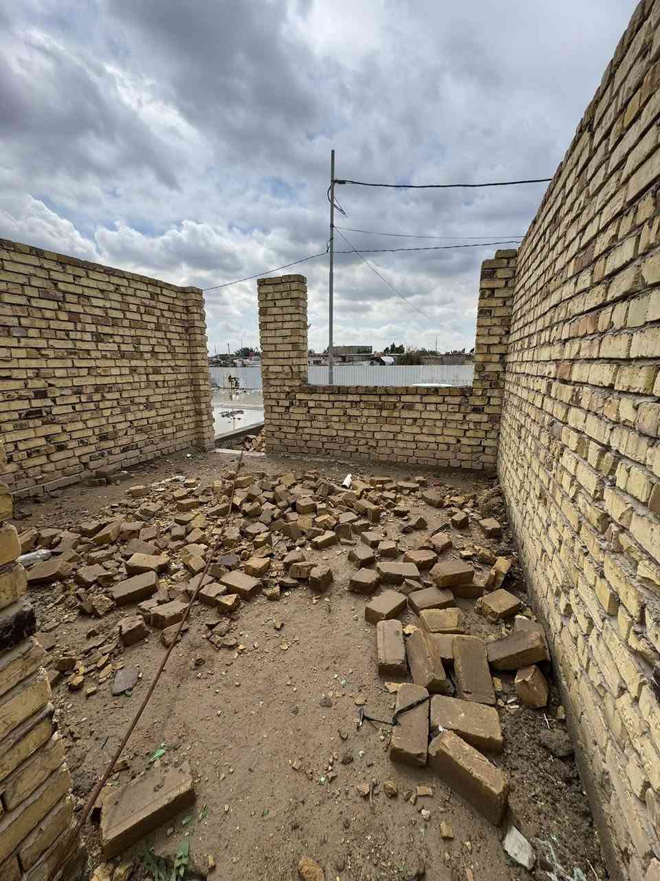 السلام عليكم هيكل مامسقف للبيع
يحتوي على غرفتين وهول وصحيات وصاله ومطبخ شارعه 15متر خدمات كامله 
 المساحه 190متر طابو زراعي سند 25بسم راعيه 
تحويل مباشر
 الموقع شارع 100 قرب جسر المشاة 
السعرمناسب جدا  65وبي مجال 
لاستفسار اكثر ‭0773 736 4323‬
