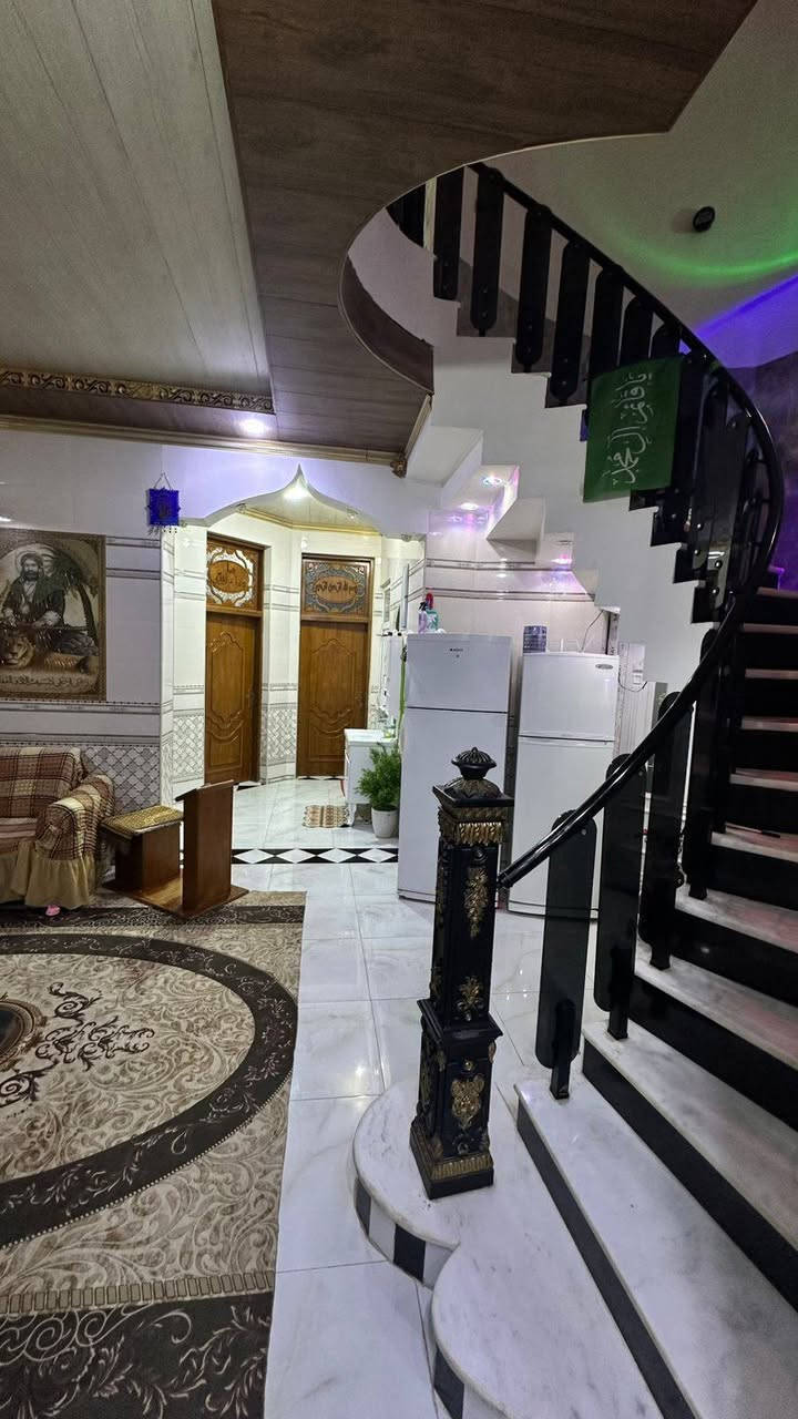 البيت للبيع با الجلبيه المساحة 200م كونكريت مسلح بناء جديد خلف جامع الرضا يحتوي علا طابقين يحتوي الطابق الأول غرفتين نوم و صاله و مطبخ و براني وصحيات خارجية و داخليه واكراج مال سياره يحتوي الطابق الثاني علا ثلاثه غرف نوم و مجمع صيحات اللاستفسار مراجعة مكتب سلام الجبوري الاتصال ***********
