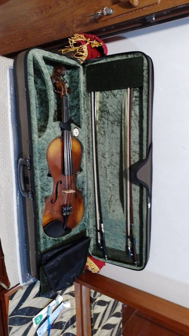 كمان ألماني نوع ماجيني  قديم جداً يتراوح ما بين "150 سنة إلى 200" سنة بحالةجيدة جداً وصوت رائع يوجد فطر في الجهة اليمنى من الوجه تم تصليحه في ألمانيا ( صبغ شركة)
محتوياته 
طخم توماستيك وغزال ماجيني اصلي وسمكة توماستيك مع جنطة مربعة واقواس عدد اثنان ودامر توماستيك اصلي 
للاتصال ***********
