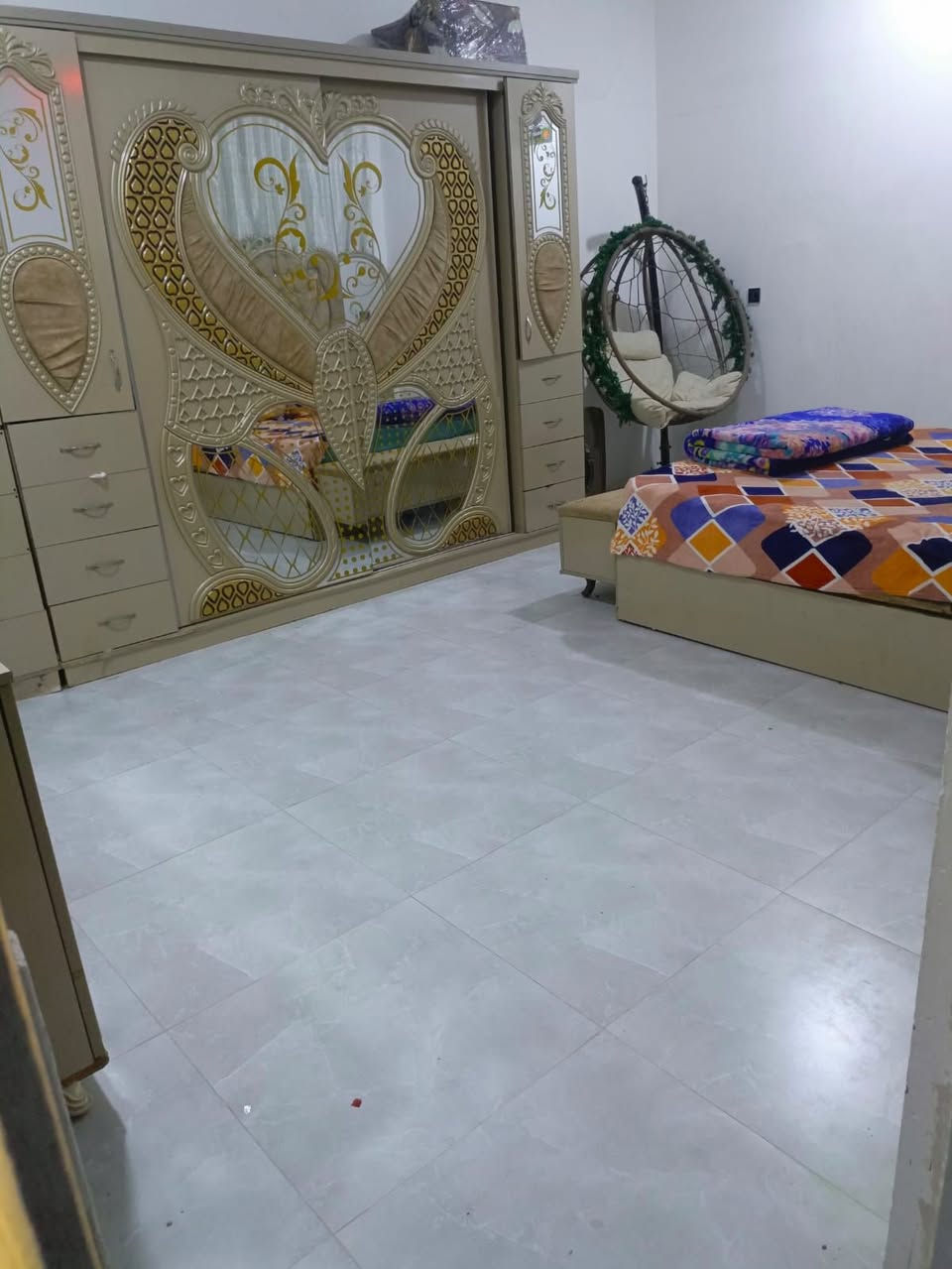 دار للبيع خلف المغتسل طابو زراعي المساحه 250 متر بناء حديث غرفتين2 5×4ونص صاله 9×4 مطبخ 6×5 ديوانيه 7×4 ونص طارمه كبيره حديقه صحيات داخليه وخارجيه السطح شتايكر البيت خلف محطه غسل السيارات الي قريبه على المغتسل بدايه شارع ازديناويه قرب السريع  السعر 140 وبيه مجال للطيبين للتواصل الاتصال على الارقام التاليه 
***********
***********
