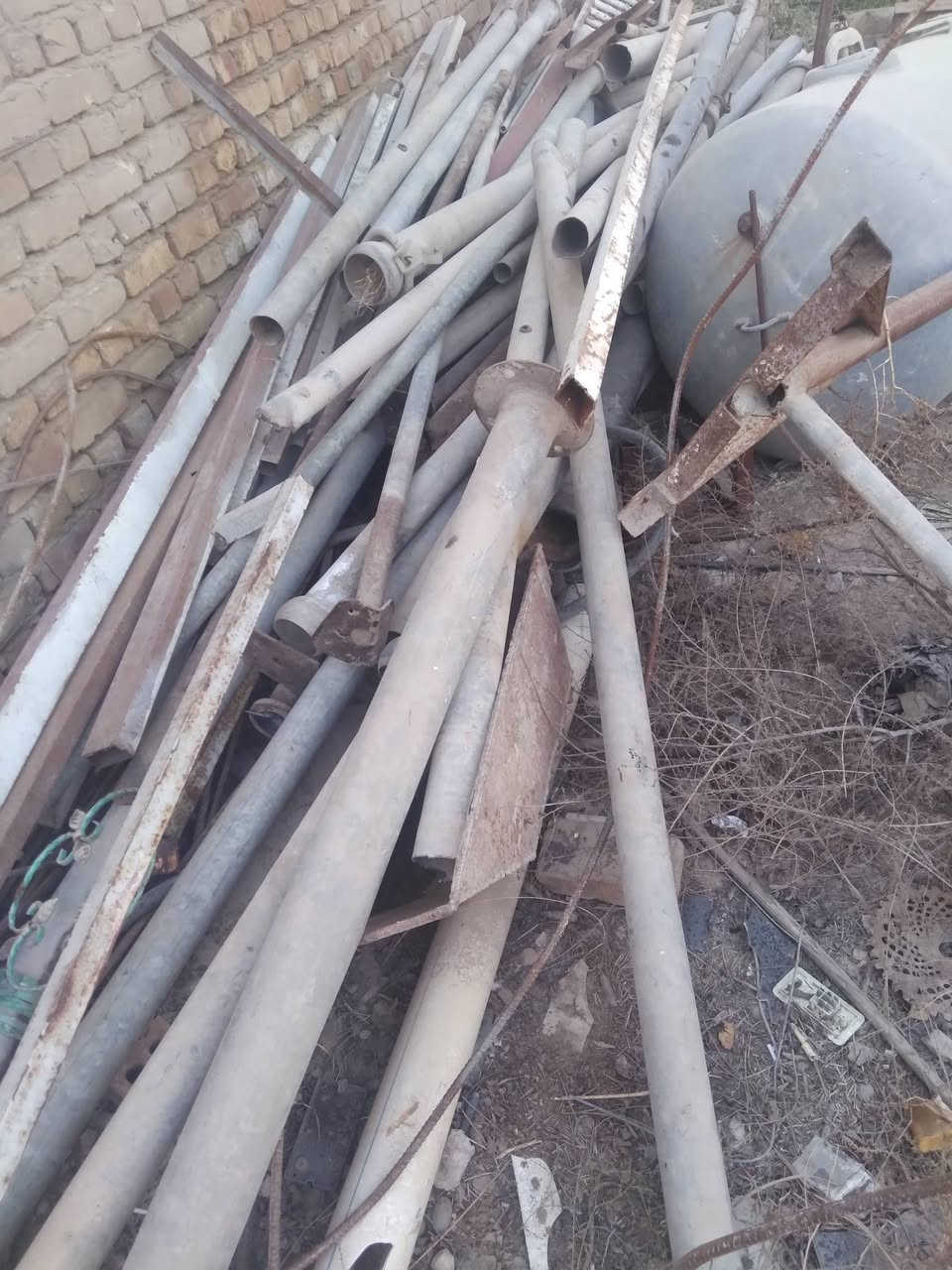 سلام عليكم  
بواري أطول من مترتين له مترتين ونص 
***********
