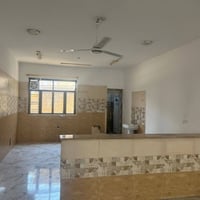 شقة ٢٠٠ متر طابق اول  قرب الخالدي مول  تحتوي على صالة كبيرة ومطبخ  وغر...