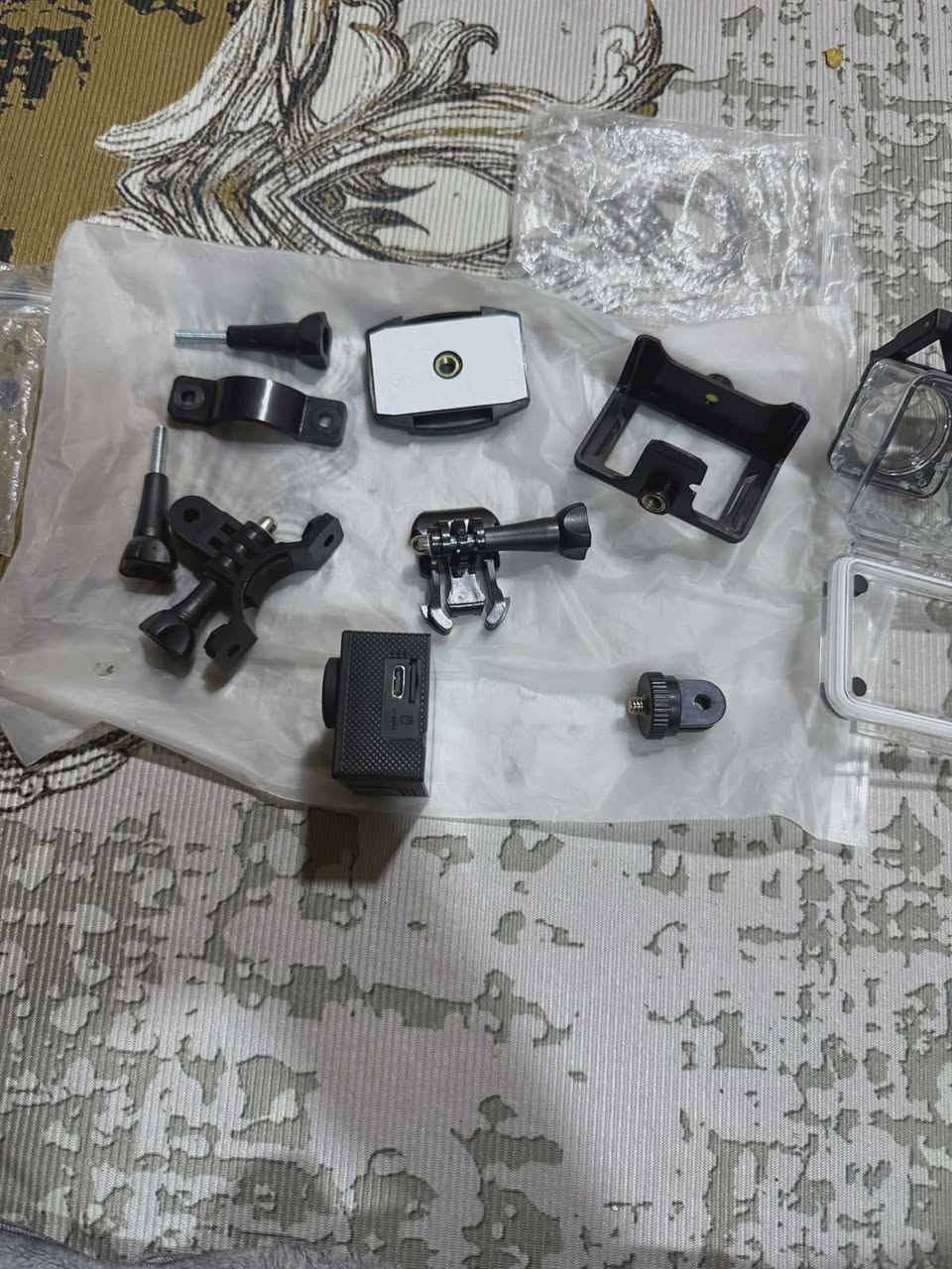 هذه كاميرا أكشن رياضية عامة (Generic Action Camera) مكتوب عليها 4K Ultra HD Wi-Fi، ومن الملصق الخلفي يظهر الموديل AT-C200 مع بطارية ليثيوم 900mAh.تصوير فيديو حتى 4K (غالبًا بدقة فعلية أقل في بعض النسخ الاقتصادية).
اتصال Wi-Fi للتحكم من الهاتف.
شاشة خلفية (غالبًا 2 بوصة).
بطارية 900mAh قابلة للشحن.
تأتي مع قواعد تثبيت للخوذة والدراجة كما يظهر في الصور.
تدعم بطاقة ذاكرة microSD.
اخوان كامرا نضيفه جدا يجي وياها رام 32كيكه 
السعر 40.000 مع التوصيل لجميع المحافظات راسلني واتساب وتدلل هذا رقمي ***********
