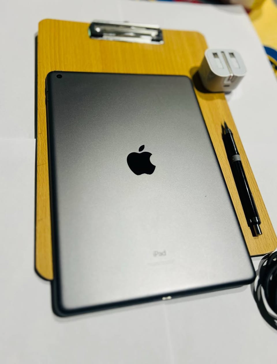 � للبيع iPad الجيل التاسع
الحالة: ممتازة جدًا
الشاشة: نظيفة بدون خدوش
البطارية: ممتازة
السعة: (اكتب السعة 64GB )
اللون: (رصاصي )
مع الشاحن 

الجهاز شغال 100% وما بيه أي مشكلة، مناسب للدراسة والتصفح والألعاب. السعر: (220) وقابل للتفاوض للجادين فقط.

للتواصل خاص. 🌹


**إذا كنت صاحب هذا الإعلان وتريد حذفه لأي سبب، رجاءا أرسل رسالة إلى الدعم الفني**