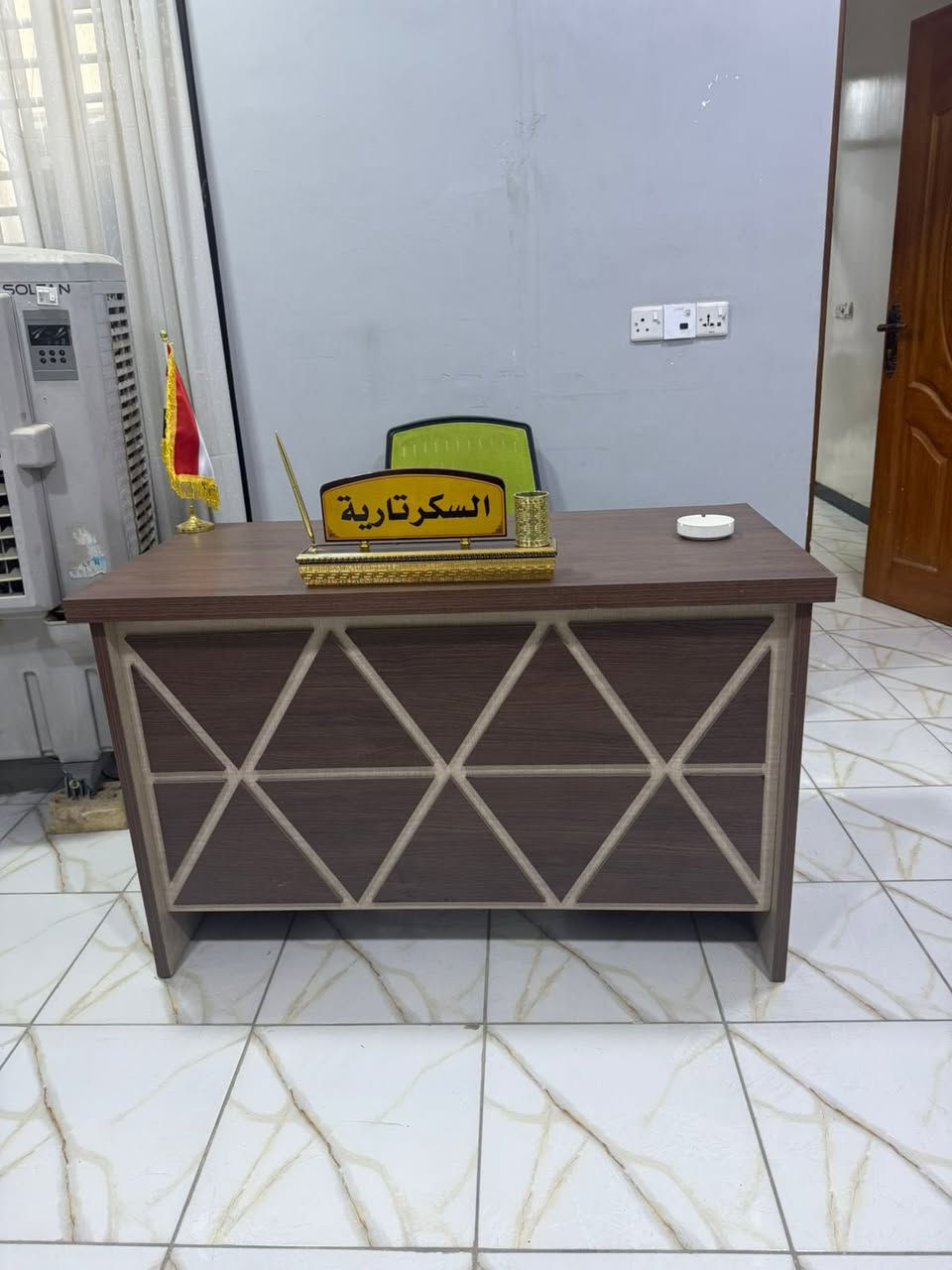السلام عليكم اثاث مكتب محاماه كامل نضيف للبيع في بغداد الغزاليه للاستفسار ***********
