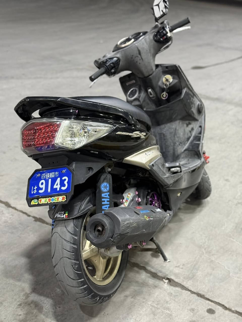 السلام عليكم سكنس فحل كولد طلاعات نوزل مكفوله من البرغي ترايك للناصرية 🤍.
شلعه ومعدل كلش قوي بيها رون شكاكي مكفوله من كلشي مابيها نقص برغي معدلها 120 يقفل 
بيها زنون قوي  ولدات خلفيه قويات بيها قبق فلاوين  وبيها ستاند رياضي بس شغله وحده بيها الكفرات بيهم شخوط بسيطات فقط للبيع او مراوس بيع قفل (900)ومكاني الشعب 
***********
