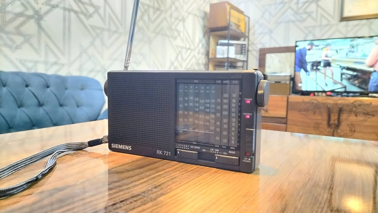 راديو سيمنز صغير انتاج ألمانيا عام ١٩٨٩ على وضع الشركة وبحالة ممتازة جداً، يعمل بواسطة بطاريات قلم عدد ٣ يوفر سحب موجات FM والموجات المتوسطة MW وسبعة موجات قصيرة SW جميعها تستلم الإشارة كما موضح في الفيديو.
الراديو يعمل على النظام الصوتي (ستيريو) وخاصية دعم سماعة الأذن.
اي استفسار.. الرجاء المراسلة على الخاص.
المكان بغداد.


**إذا كنت صاحب هذا الإعلان وتريد حذفه لأي سبب، رجاءا أرسل رسالة إلى الدعم الفني**