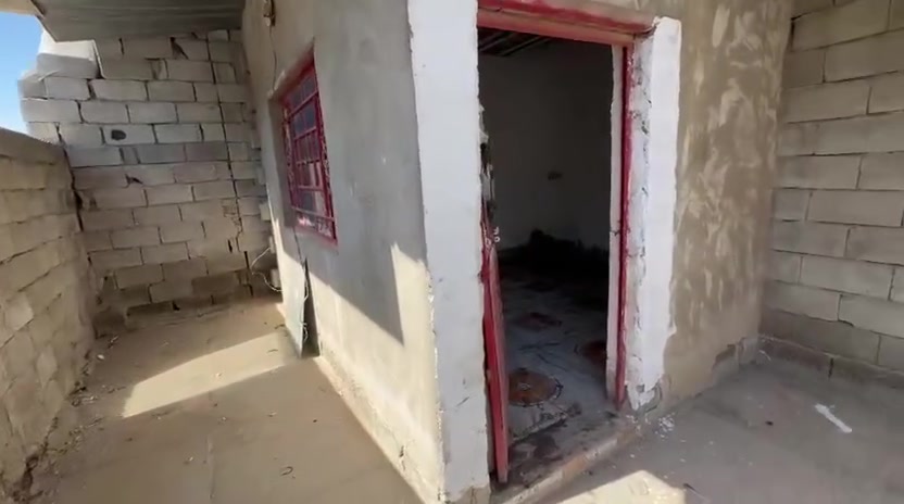 سلام عليكم عندي بيت 100متر مربع بحي البساتين مدخل جامع المرتضى خلف اسواق الصدرين منطقة حلوة لا ازالة ولا شي غرفتين وصالة وطرمة كبيرة كامل خدمات مقرنص ماي مجاري نظيف جاهز لسكن سقف جينكو بس مرتبة دربونة هدوء تعال واشوف بعينك اريدة ب23 وبي مجال واذا قسط ابيع حسب الاتفاق ***********واتساب
