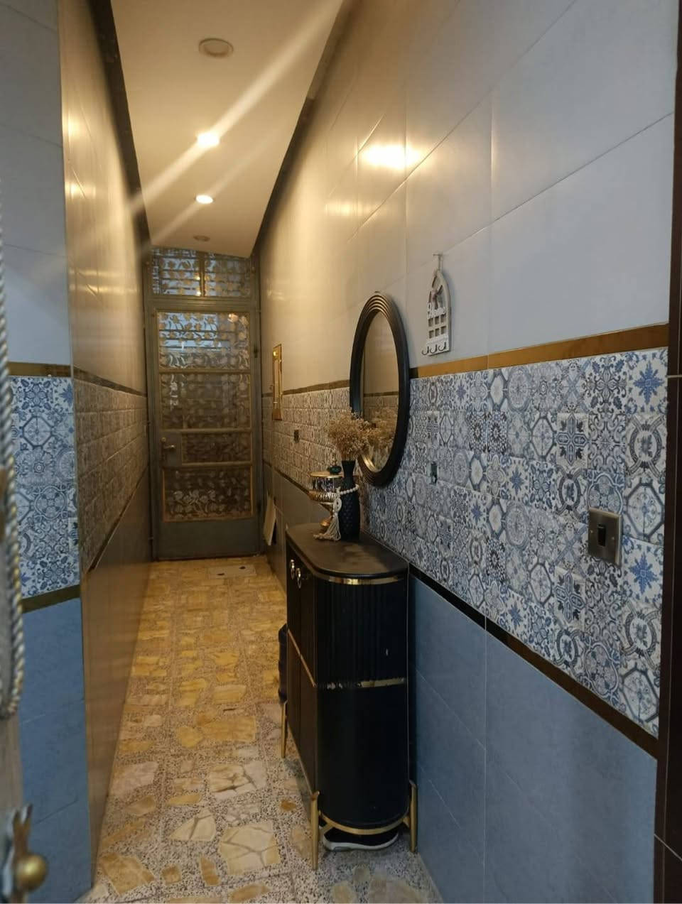 السلام عليكم  
دار للبيع الشعله الدوانم  مقابل القطاع السابع  
المساحه ٧٥م واقع حال ٨٥م 
يحتوي :
الطابق الاول على مدخلين استقبال مطبخ غرفه نوم سويت 
والطابق الثاني يحتوي على غرفتين نوم سويت وصاله 
الطابق الثالث بيتونه  وسطحين  
كامل اي نقص مبي 
للاستفسار اتصل على الواتساب فقط  

***********
