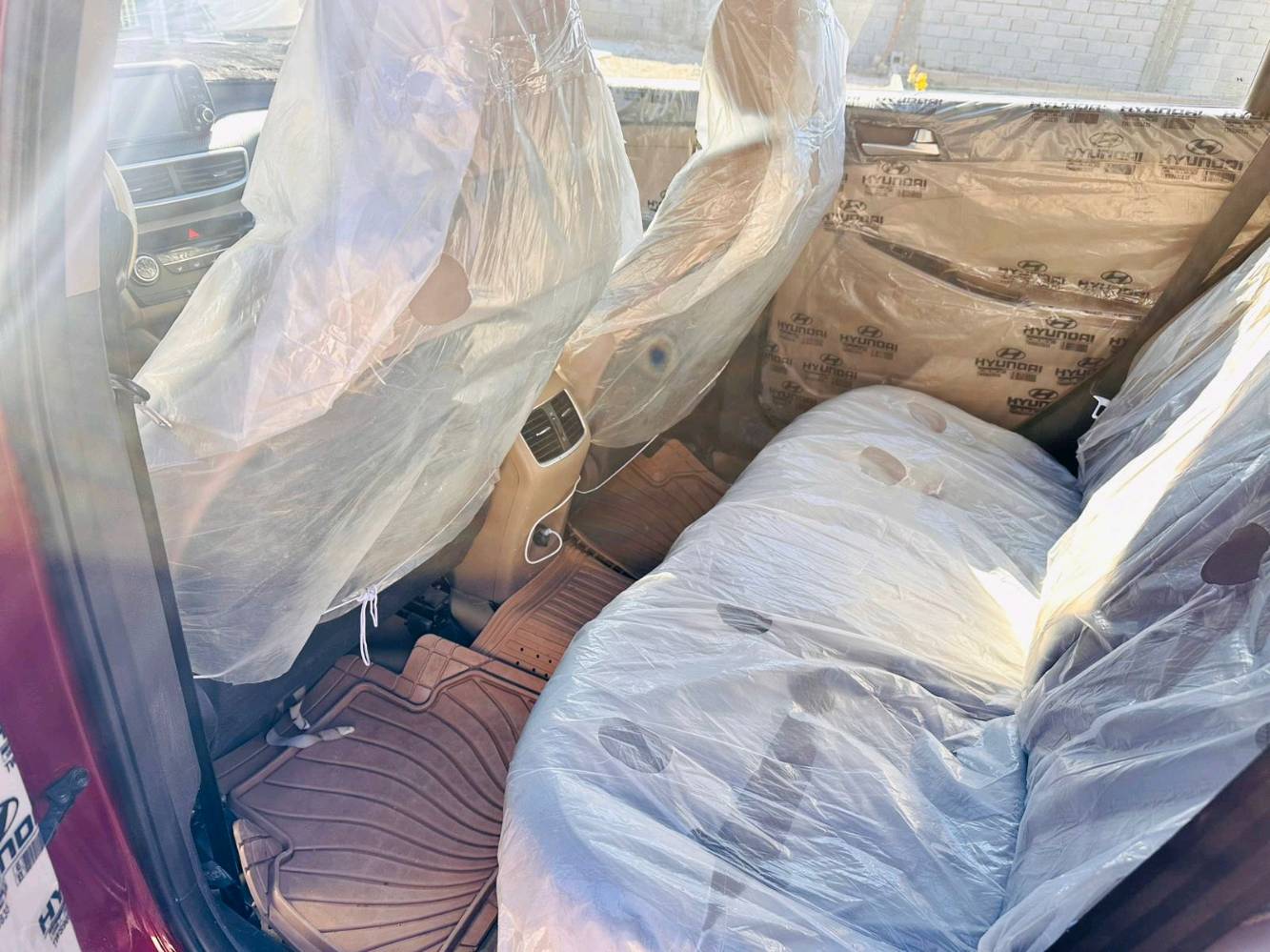 توكسان 2020 ماروني
شركة الگاصد خليجي فول 1/1 
ماعدا بانوراما 
تحكم ستيرن جهتين 
يدات نيكل
مرايات اوتو كهرباء شفط
بصمه + بصمه ابواب 
نظام ترحيب 
حساس امامي + خلفي 
حساس استداره 
لد ليلي + نهاري 
كامره خلفيه بلادي 
شاشه بلاد
مثبت سرعه 
هندر بالرجل 
تبريد قطعتين امامي خلفي 
ويل كب حجم 18 كروم
كشنات كهرباء 
شاحن واير ليس   
رقم بغداد 

السياره بيه فقط باب جانب السايق مصبوغ بدون تبديل

 السعر 195$