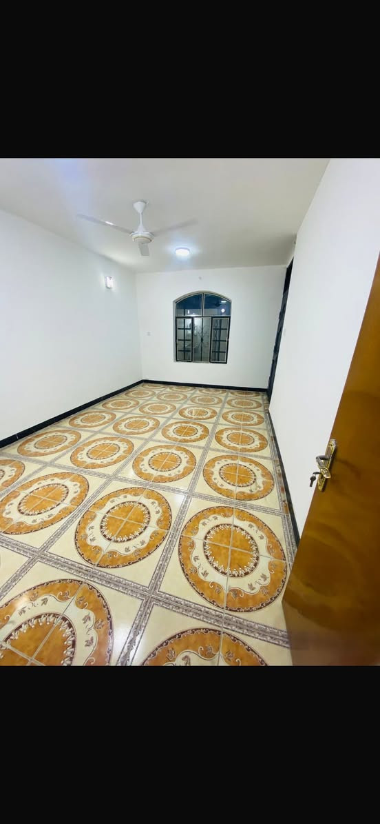 السلام عليكم دار للبيع المساحه 150م في حي الشهداء قرب جامع المصطفى او مولد وسام العويسي *********** / ***********
