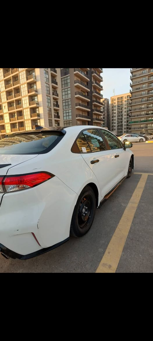 🚗 للبيع
– تويوتا كورولا 2022  وارد أمريكي 🇺🇸

اللون: أبيض قماره سوده بلاديه سياره رياضي  🤍

اللوحات:  رقم بغداد النكليزي –تحويل ثاني يوم 

الحالة: جاهزة تمامًا – لا تحتاج أي مصاريف إضافية 🔧 سياره مامشيه هواي

✨ المواصفات والتفاصيل:

 • محرك 2000 لتر بنظام VVT-i، أداء اقتصادي وقوي بنفس الوقت ⚙️

 • ناقل أوتوماتيكي ذكي بنقلات ناعمة جداً

 • نظام رادارات أمان + حساسات أمامية 

 • كاميرا رجوع عالية الدقة + شاشة وسطية لمس

 • تحكم ستيرن مع أزرار تحكم صوتي وبلوتوث

 • تبريد وكالة قوي جداً ❄️

 • وسائد هوائية متعددة (أمامية + جانبية) لضمان السلامة

 • إضاءة LED نهارية، ومرايا جانبية كهربائية مع إشارات

 • السيارة نظيفة ميكانيكياً 100% – المحرك، القير، الشاصي، والسيستم الكهربائي بحالة ممتازة ✅

📌 السيارة جاهزة تماماً، 

الاستفسار الاتصال يوجد واتساب

📞 ***********

💰 السعر$130
 مكان سياره. بغداد حي  الجهاد
