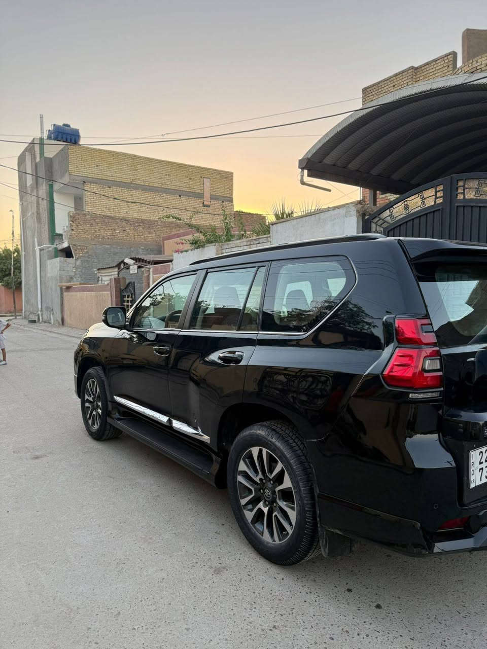 السلام عليكم سياره برادو للبيع موديل 2023 ماشيه السياره 23 كيلو متر حقيقي ضرر السياره شاملغ الخلفي سعر على الخاص رقم (***********)
