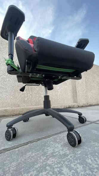 🔥 للبيع: كرسي گيمنك احترافي من Fantech (لون أسود وأحمر مميز) 🔥

 * الماركة: Fantech.
 * الحالة: مستخدم 
 * اللون: أسود وأحمر رياضي.
 * المادة: جلد بولي يوريثان (PU Leather) عالي الجودة وسهل التنظيف.

 يتميز بتصميم مقعد سيارات السباق (Racing Style) لتوفير أقصى درجات الدعم للجسم أثناء الجلوس الطويل.
 يتضمن وسادة للرقبة ووسادة لدعم أسفل الظهر (Lumbar Support) قابلة للتعديل والإزالة.
 * إمكانية إمالة الظهر بزاوية كبيرة تصل إلى [اذكر الزاوية التقريبية مثل 180 درجة أو 150 درجة] للراحة والاسترخاء.

   * ارتفاع الكرسي قابل للتعديل (مكبس هيدروليك Class 4).
   * مساند ذراعين قابلة للتعديل.
   * وظيفة تأرجح مريحة.

 * السعر 110 الف 

الموقع بغداد للتواصل ***********
