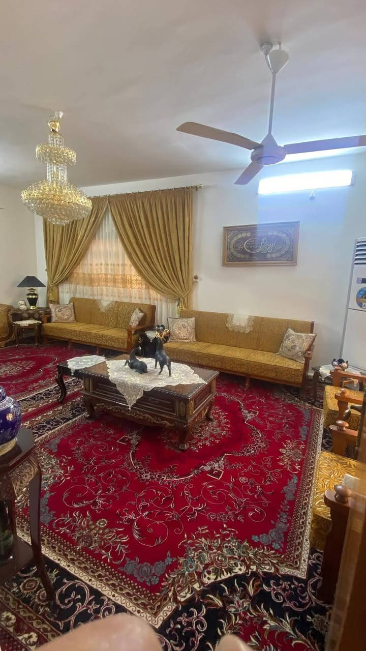 بيت ٤٠٠ متر في حي القادسيه قرب جامع الحمد
للبيع جدآ نضيف ومامتعوب
للأستفسار ***********
