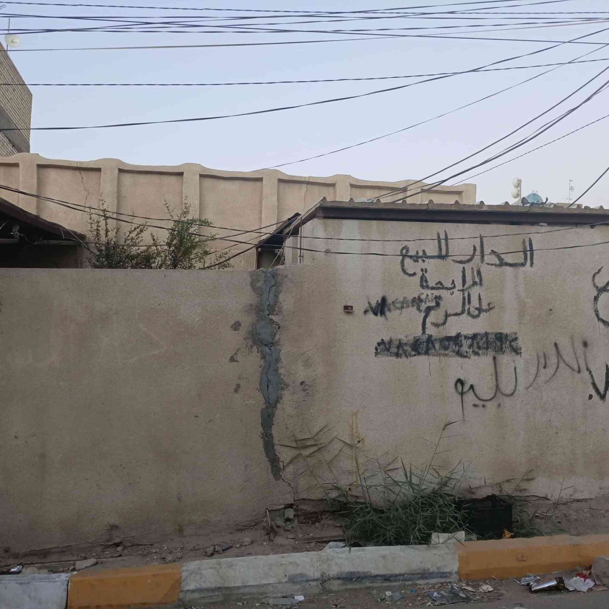 سلام عليكم عندي بيت بحي العامل المنطقه الاخيره يم المول مرتب يتكون من غرفتين وصاله ومطبخ واستقبال وبي وطارمه وجبيره بيه حديقه والبيت كله سيراميك مرتب كله نضيف وكهرباء ومجاري جديده التفاصيل أكثر هاذه رقمي *********** ب160 وبي مجال 200 متر طابق واحد
