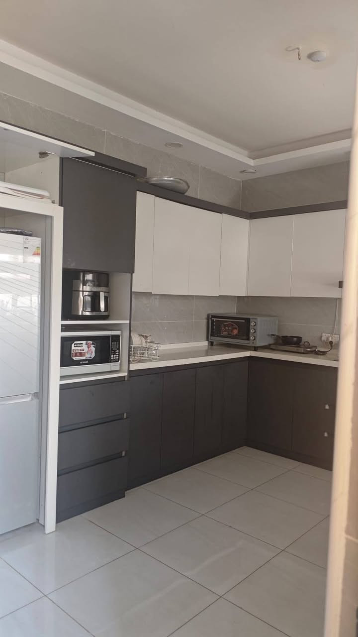 بيت 200 متر في مجمع غدير كربلاء بلوك 7 مقابل الحديقة بي اضافة بناء  وسقيفه بالطارمة ومطبخ كامل  للتواصل واتساب
***********
