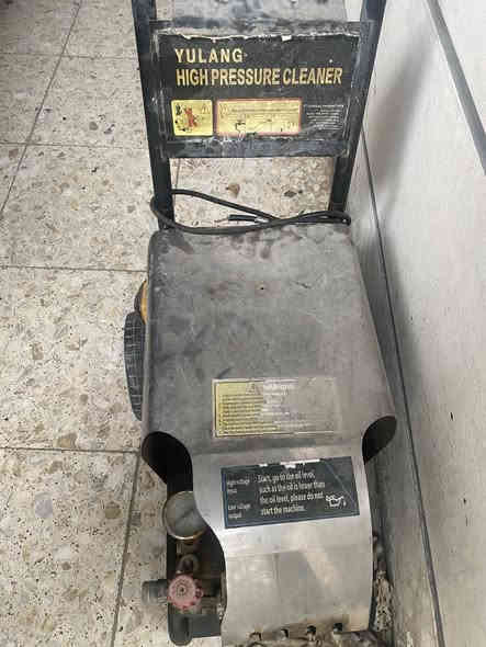 السلام عليكم فاره غسل سيارات ضغط عالي مستخدمه للبيع بيها عطل تنتل السعر ٧٥٠٠٠ مكان غزاليه للاتصال ***********
