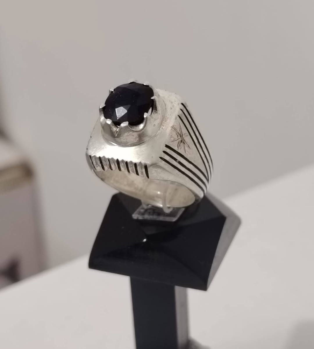 خاتم من الزفير الافريقي الطبيعي
صياغة يدوية ثقيلة فضة عيار ٩٢٥
مع شهادة المنشأ وضمان الخاتم الاصلي
يوجد توصيل الى جميع المحافظات
التواصل ع الخاص او ع الواتساب ***********
