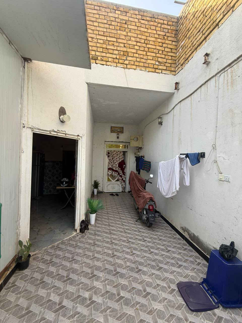 البيت خلف المعهد التقني الشارع مقابيل شارع الإمام علي البيت ركن زراعي مساحته 150 الوجه10 النزال 15 السعر 140 وبيه مجال***********
