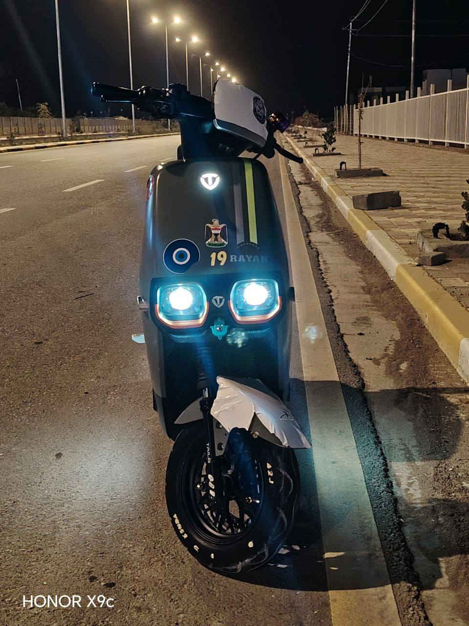 السلام عليكم 
دراجه شحن موديل 2024/7✅ مواصفات فول. حجم . 10-300نضام 3 سرع عدد البطاريات (6)23HA12V صندوق خزن كبير لايت عالي وقوي ✅ السرعه الفعليه 51km عجلات جوبلس ✅ ستاند جانبي حجم الملف 1200W حقيقي ✅ المسافه المقطوعه 50km ✅شاشه ديجتل ذكيه. نضام الدراجه اوربي بلكامل صناعه راقيه ✅
الشراي ينتصل عل رقم👈🏻 ***********
                                     ***********❤
