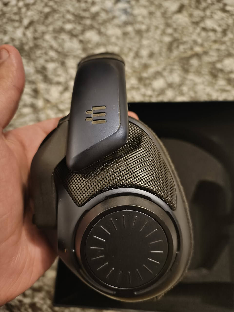 السلام عليكم اغراض متنوعة للبيع البعض منهم اشتريتهم بوقتها واستخدمتها لفتره قصيرة والبعض غير مستخدم على الاطلاق مع الفحص ومن ثم تشتري إنّ شاء الله ... ملاحظة مكاني الشعب وممكن اوصل للقاهرة او باب المعظم لايوجد لدي توصيل 
اولا سماعة  
EPOS H6Pro
واير من سنهايزر السعر 50 وبيها مجال قليل 
ثانيا مايك
Maono AU-PM422
كامل مكمل بجميع غراضة ومحتوياته اشتريته من دار الفن لم استخدمة غير مرة او اثنين السعر 50 الف وبي مجال قليل
ثالثا قلم ابل الجيل الثاني الي يشحن بشكل وايرليس القلم نظيف استخدام شخصي وقليل وعلى الفحص اشتريته من برج العرب من الربيعي  سعر القلم 75 وبي مجال قليل 
رابعا ستاند مايك جيد كذلك اشتريته (للأمانة امازون) لكن اشتريت مباشرة Low profile فـ ما استخدمتة غيرة مرة وحده سعرة 30 الف وبي مجال قليل 
خامسا داك امب 
Fosi k4 mini 
السعر 30 الف وبي مجال قليل كامل وجديد وشغال وعلى الفحص مرتين فقط استخدمتة واشتريت داك وامب منفصلين عن بعض افضل اليّ 
سادسا ساعة رقمية الكترونية شغالة السعر 10 الاف 
للأستفسار اكثر او حاب تطلب اي قطعة ان شاء الله ما اقصر رقمي 
***********
