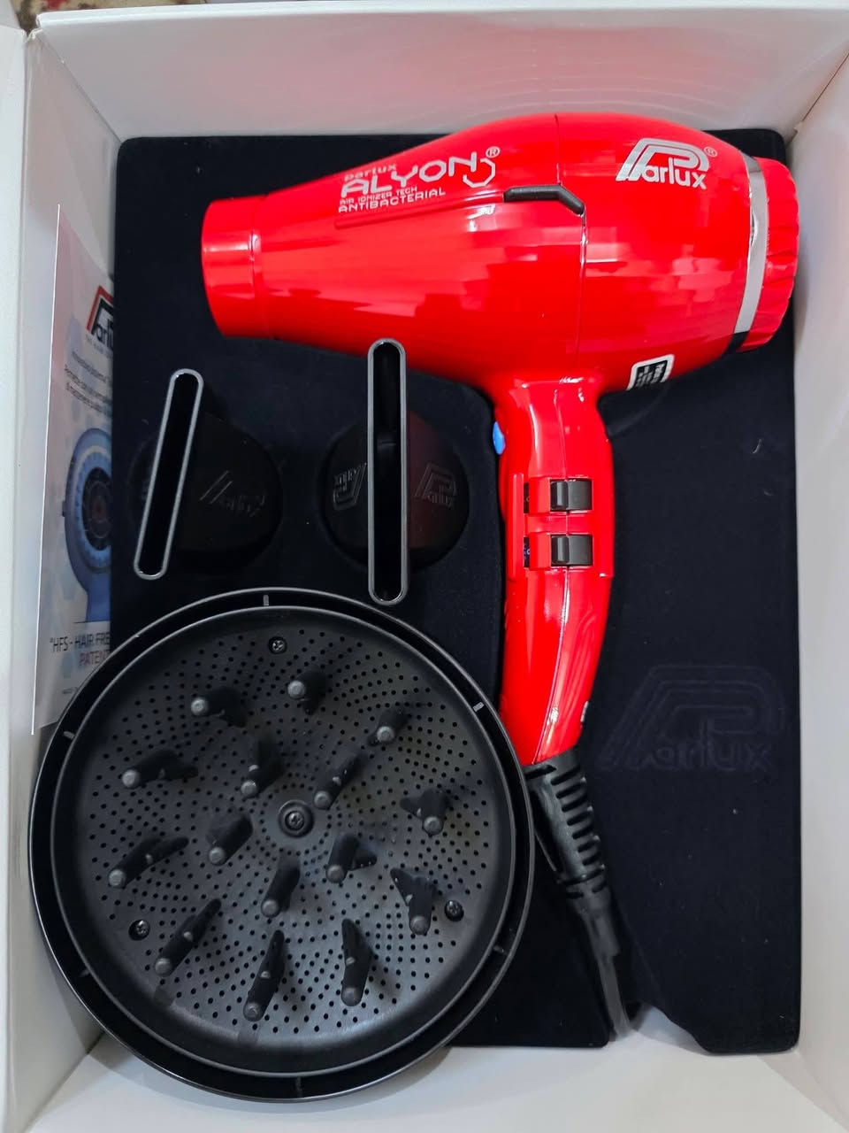 سشوار بارلوكس إيطالي أصلي (Parlux ALYON) - جديد 🇮🇹
السعر: 80 ألف دينار
الكمية: متوفر قطعتين فقط
​أهم المواصفات:
​الصناعة: إيطالي أصلي (Made in Italy).
​القوة: 2,250 واط لأداء احترافي وسريع.
​المحرك: K-ADVANCE PLUS بعمر طويل جداً (3,000 ساعة).
​التقنيات: مزود بتقنية الأيونات لمنع تطاير الشعر، وتقنية مضادة للبكتيريا.
​المميزات: خفيف الوزن، كيبل طويل جداً (3.30 متر)، ونظام منع دخول الشعر للمحرك (HFS).
​الملحقات: يأتي معه ناشر (Diffuser) MagicSense للشعر الكيرلي.
​للطلب أو الاستفسار يرجى المراسلة على الخاص.


**إذا كنت صاحب هذا الإعلان وتريد حذفه لأي سبب، رجاءا أرسل رسالة إلى الدعم الفني**