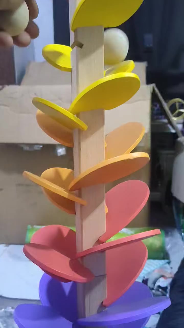 اغراض العاب
شجرة موسيقية خشبية بألوان قوس قزح، والمعروفة أيضًا باسم "Wooden Marble Tree". 
المادة: مصنوعة من الخشب وتستخدم ألوانًا آمنة للأطفال. 
طريقة اللعب: يتم إسقاط كرات صغيرة من أعلى الشجرة لتتدحرج فوق الأوراق الملونة. 
الميزة التعليمية: تصدر اللعبة صوت موسيقى "دينغ دينغ" عند اصطدام الكرة بالأوراق الخشبية، مما يساعد الأطفال على التعرف على الألوان وتنمية مهاراتهم الحركية. 
الأبعاد: تأتي بحجم كبير، ويبلغ ارتفاعها حوالي 71 سم. 
السعر ١٥ الف


**إذا كنت صاحب هذا الإعلان وتريد حذفه لأي سبب، رجاءا أرسل رسالة إلى الدعم الفني**