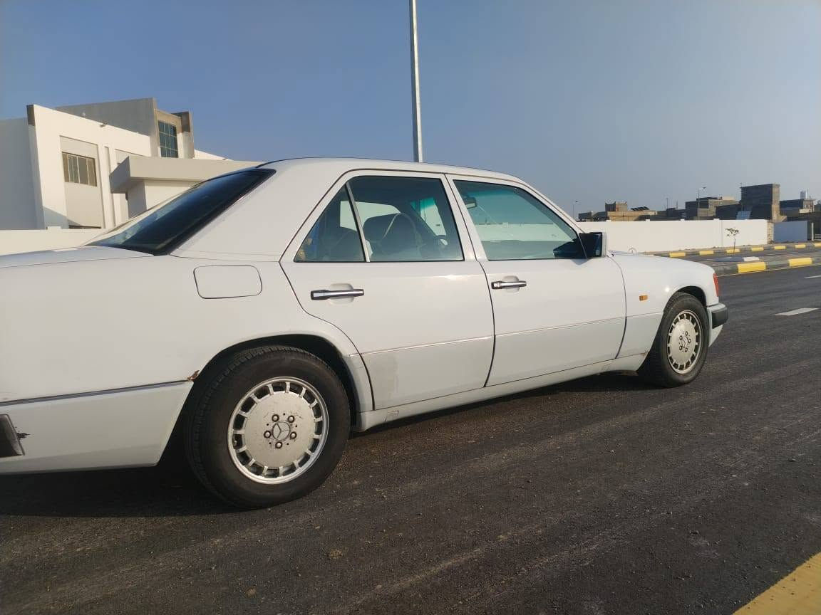 تحياتي للجميع
مرسيد دب موديل 1990 بأسمي رقم بغداد 
محرك بلادي قبق اسود
سلايت طكتين دبل هورن دبل مروحه 
كشنات ومري وجام كهربائي
السياره مال جناي مكاني واسط العزيزيه
تحويل ثاني يوم 
السعر 65 وبيها مجال للتواصل الأتصال على الأرقام ***********
***********
