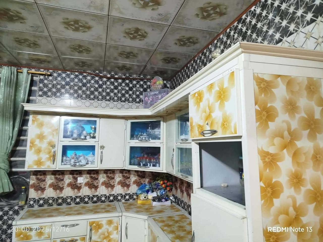 السلام عليكم بيت مساحه 200متر في ملحق الميلاد أساس سقف كونكريت مسلح اربع غرف اثنين فوك اثنين جوه  قرب شارع 30 الاول على شارع 20 البيت نظيف مثل ما موضح في الصور اي ستفسار خاص او راسلني واتساب وتدلل  
***********
