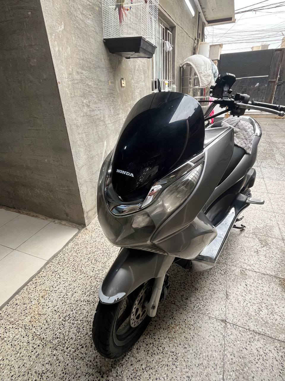 سلام عليكم من رخصه الادمن PCX جيل اول ياباني 150 دراجه بوضع الوكاله خير من الله شلعه ومعدل ستان حساس كهربائيات كلها شغاله اي نقص ما بيها  بيها شغله كلش كلش بصيطه بس فيتبام سعر مليونو250 مكاني بغداد الغزاليه ***********
