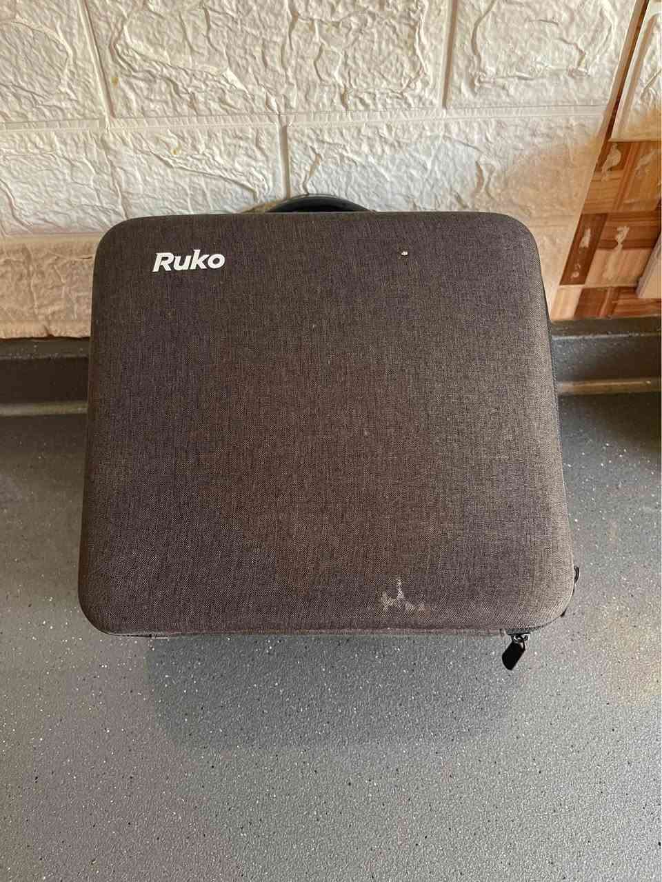Drone Ruko F11 Gmin2 

    4K Ultra HD
* 🎥 ڤیدیۆ: 4K بە 30fps
* 🎯 گیمبڵ: 2-axis Mechanical Gimbal + EIS (دژە لەرزین)
* ⏱️ کاتی فڕین: نزیکەی 28 خولەک بۆ هەر باترییەک
* 📡 دووری کۆنترۆڵ و گواستنەوەی وێنە: تا 3 کیلۆمەتر
* 🛰️ سیستەمی GPS/GLONASS
* 🔄 گەڕانەوەی خۆکار (Return to Home)
* 👣 Follow Me
* 🗺️ Waypoint Flight (دیاریکردنی ڕێگای فڕین)
* 🌬️ بەرگری لە با: ئاستی 6
* ⚖️ کێش: 585 گرام
* 💾 پشتگیری Memory Card تا 128GB  
سێ پاتری لەگەلە هەر پاتریەک ٢٨ خولەکە 
. ٤٠٠ مەتر بەرز دەبێتەوە 
٣ کیلۆ مەتر دوور دەکەوێتەوە 

ە ڕووی تاقیکردنەوەدا، فڕینی جێگیرە و بەهۆی قەبارەکەی لە دۆخی بادا با باشتر خۆی دەگرێت السليمانية, العراق


**إذا كنت صاحب هذا الإعلان وتريد حذفه لأي سبب، رجاءا أرسل رسالة إلى الدعم الفني**